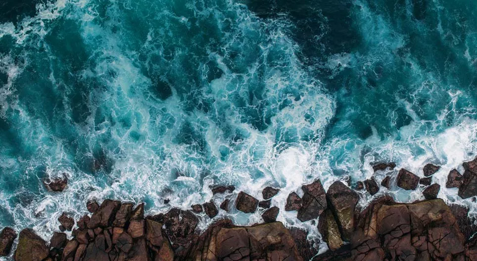 ¿Qué tipo de movimientos caracterizan el agua de los océanos?