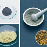 مسحوق الحديد (الأعلى)، ومسحوق الكبريت (الأسفل)، وخليطهما (اليمين)