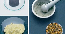 مسحوق الحديد (الأعلى)، ومسحوق الكبريت (الأسفل)، وخليطهما (اليمين)