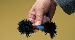 نشارة حديد على أقطاب قضيب مغناطيسي