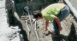 عالم الآثار يعمل