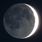 الجانب المظلم من القمر يضيئه الضوء المنعكس عن الأرض