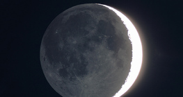 الجانب المظلم من القمر يضيئه الضوء المنعكس عن الأرض