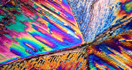 حمض الليمون المتبلور في ضوء مستقطب