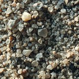 حبيبات الرمل من خلال عدسة مكبرة