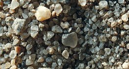 حبيبات الرمل من خلال عدسة مكبرة