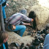 تخرج الأواني الفخارية المصنوعة بتقنيات ما قبل التاريخ من الفرن