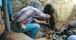 تخرج الأواني الفخارية المصنوعة بتقنيات ما قبل التاريخ من الفرن