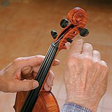 أطوار صناعة الكمان - 4