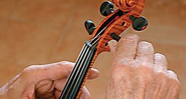 أطوار صناعة الكمان - 4