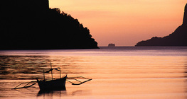 قارب في غروب الشمس