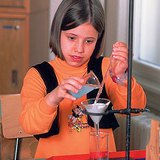 طالب مدرسة يقوم بتجربة