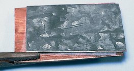 صفيحتا زنك و نحاس متصلتان بواسطة الكتروليت