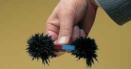 نشارة الحديد على شريط مغناطيس