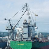 ميناء بحري مع رافعة