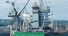 ميناء بحري مع رافعة