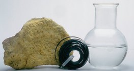 الكبريت و المغنيزيوم و الماء المقطر هي عبارة عن مواد نقية كيميائياًَ.