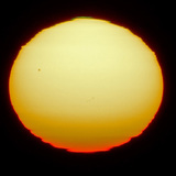 بقع شمسية مشوهة على قرص الشمس بسبب الانكسار