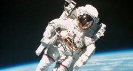 رائد الفضاء مع الكرة الأرضية في الخلفية