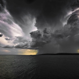 غيوم عاصفية