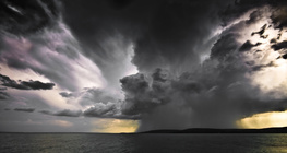 غيوم عاصفية