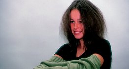 الشحنة الكهربائية للسترة هي عكس شحنة شعرنا عند ارتداء الملابس