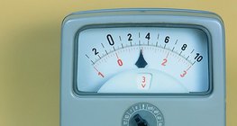 يمكن قياس جهد كهربائي بين صفائح النحاس و الزنك الموضوعة في حامض الكبريتيك المخفف