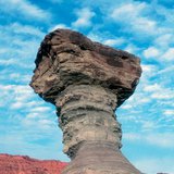 صخرة على شكل الفطر في الصحراء