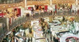 مجمع لافاييت الشهير في باريس