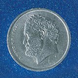 صورة الفيلسوف ديمقريطس على قطعة نقدية يونانية