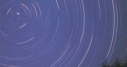 حركة واضحة للنجوم حول نجم الشمال