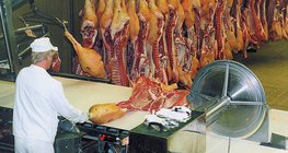 Húsfeldolgozás a gyulai húskombinátban