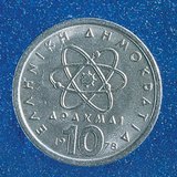 صورة الفيلسوف ديمقريطس على قطعة نقدية يونانية