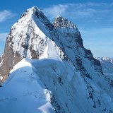 مياه عذبة محاطة بالجليد في جبال الألب