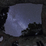 مشهد لدرب التبانة في المنتصف مع نجم فيغا