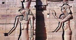 نقش مصري بارز