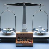 ميزان متساوي الذراع