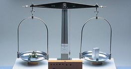 ميزان متساوي الذراع