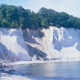 يمكن أن نرى منحدرات الطبشور الأبيض في روغن من بعيد