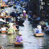 سوق في النهر