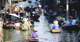 سوق في النهر