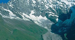 ريان نهرلانجتانج ليرونغ الجليدي على ارتفاع 7.234 متر في جبال الهيمالايا