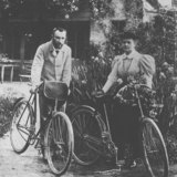 بيير كوري (1859-1906) وزوجته ماري كوري (1867-1934)