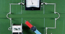 الكهرباء الناتجة عن دوران مغناطيس