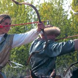 Honfoglalás kori íjászbemutató korhű ruhában és fegyverrel Ópusztaszeren