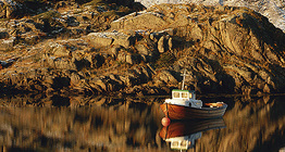 قارب صيد في خليج صغير