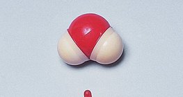 نموذج الكرة و العصا لجزئ الماء