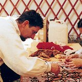 حرفي تقليدي يصنع اللباد