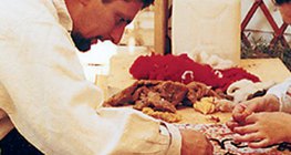 حرفي تقليدي يصنع اللباد