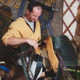 حرفي تقليدي يصنع السراج: سرّاج